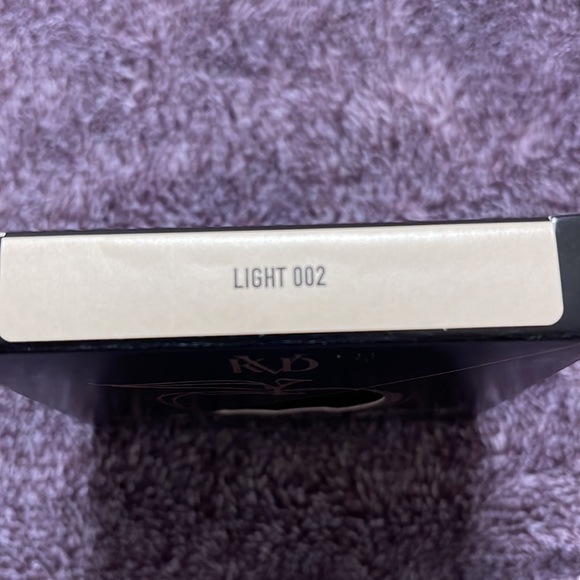 KVD Good Apple Light 002 Skin-Perfecting Hydrating Foundation Balm - Picture 7 of 7